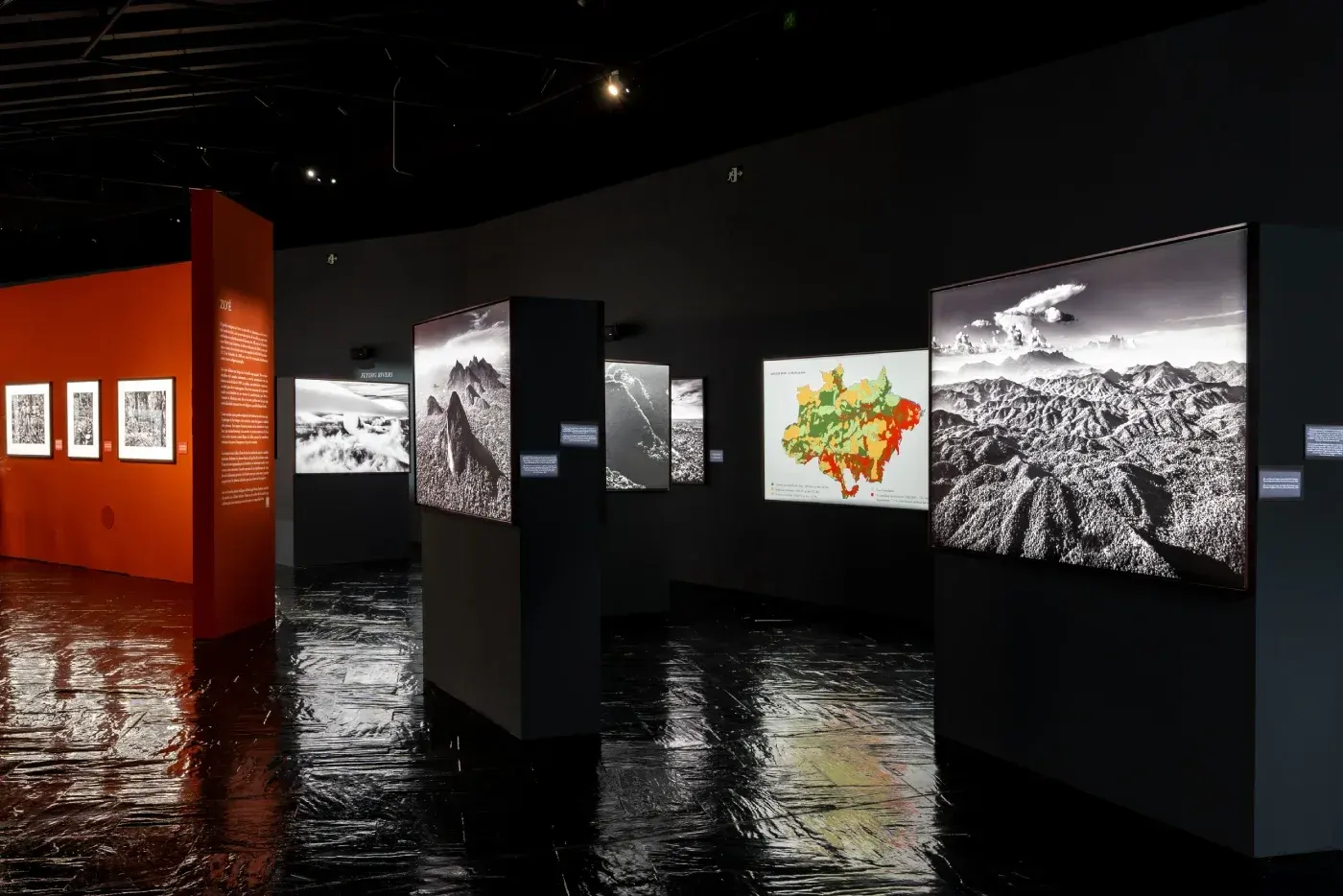 Interior de la exposición fotográfica AMAZÔNIA de Sebastião Salgado en Madrid