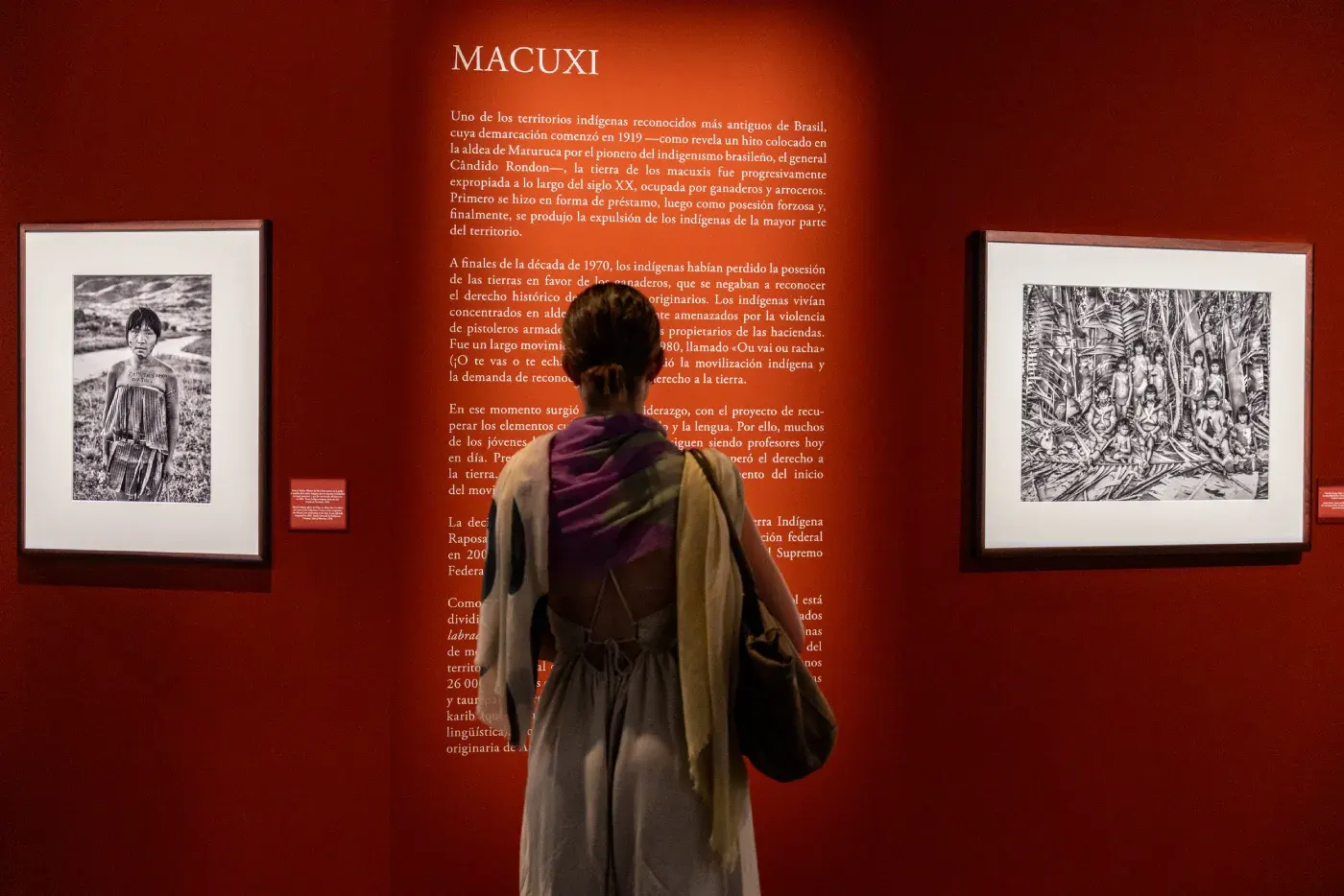 Mujer visitando la exposición AMAZÔNIA de Sebastião Salgado en Madrid