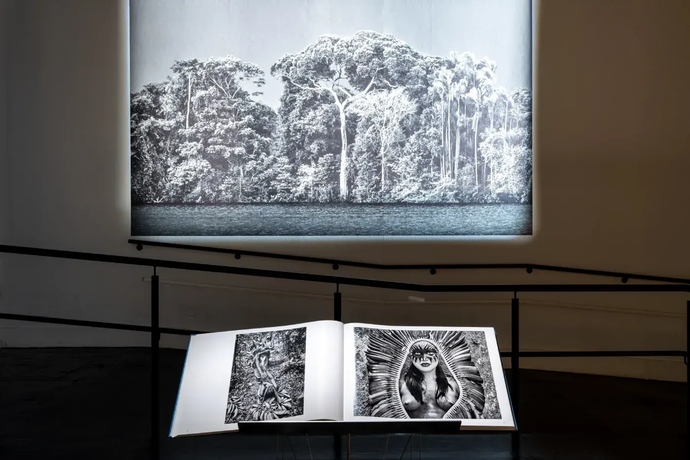 Materiales expuesto en AMAZÔNIA de Sebastião Salgado en Barcelona