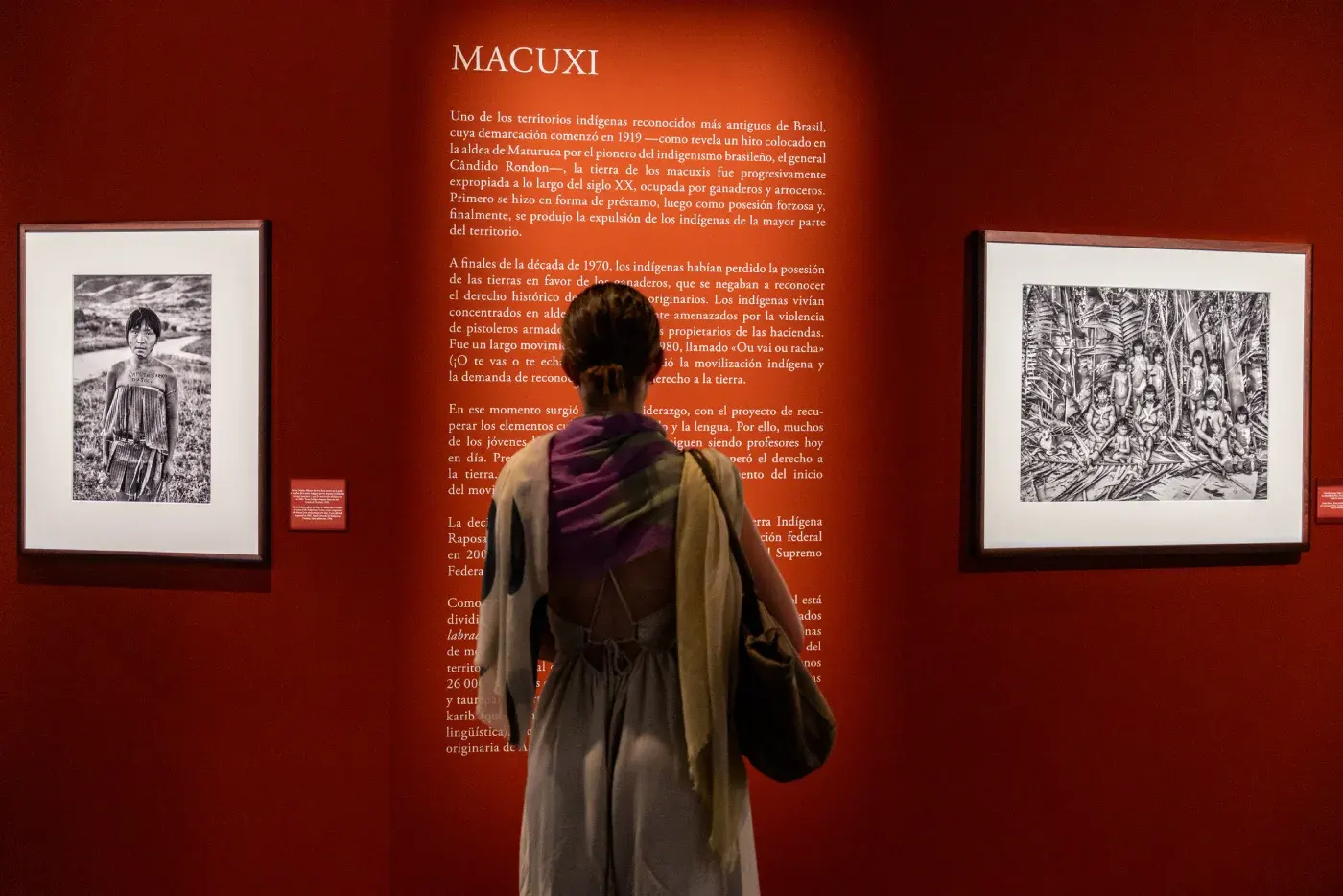 Mujer visitando la exposición AMAZÔNIA de Sebastião Salgado en Barcelona